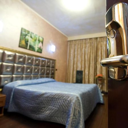 Hotel Bengasi Moncalieri Rum bild