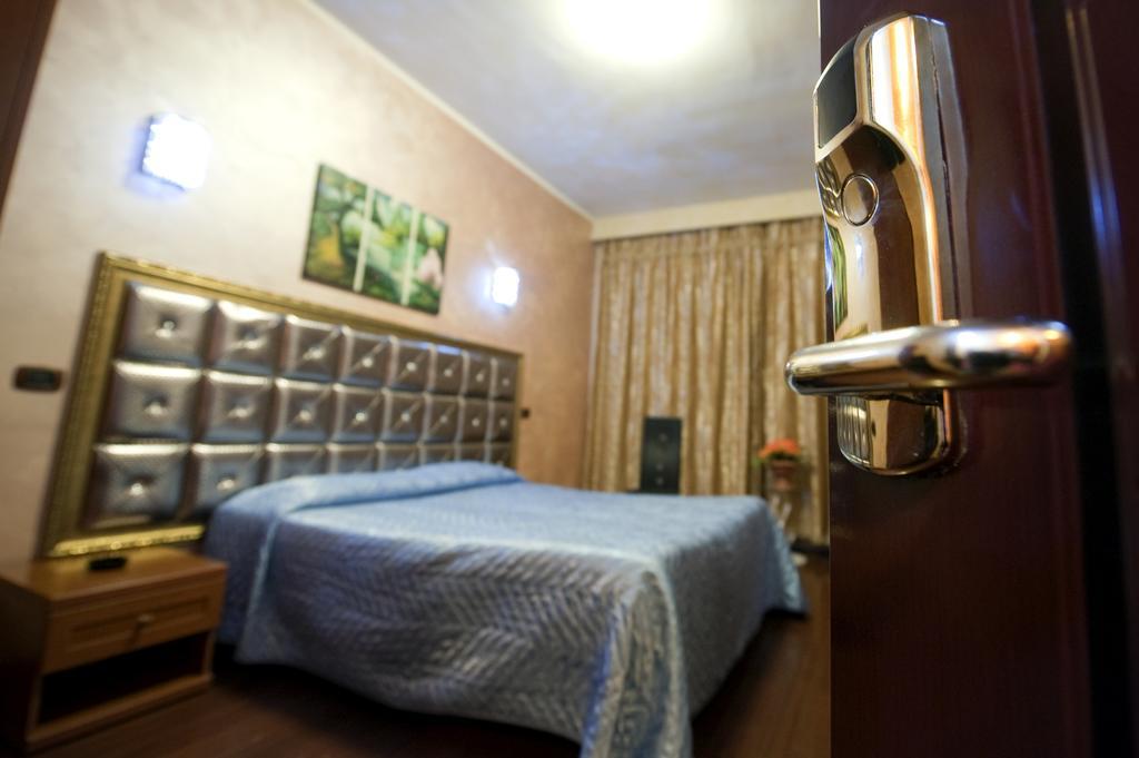 Hotel Bengasi Moncalieri Rum bild